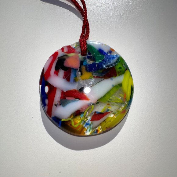 #9578 ROUND FUSED GLASS 2 1/4” ROUND MULTI COLOR ORNEMENT OR SUNCATCHER - Picture 7 of 8